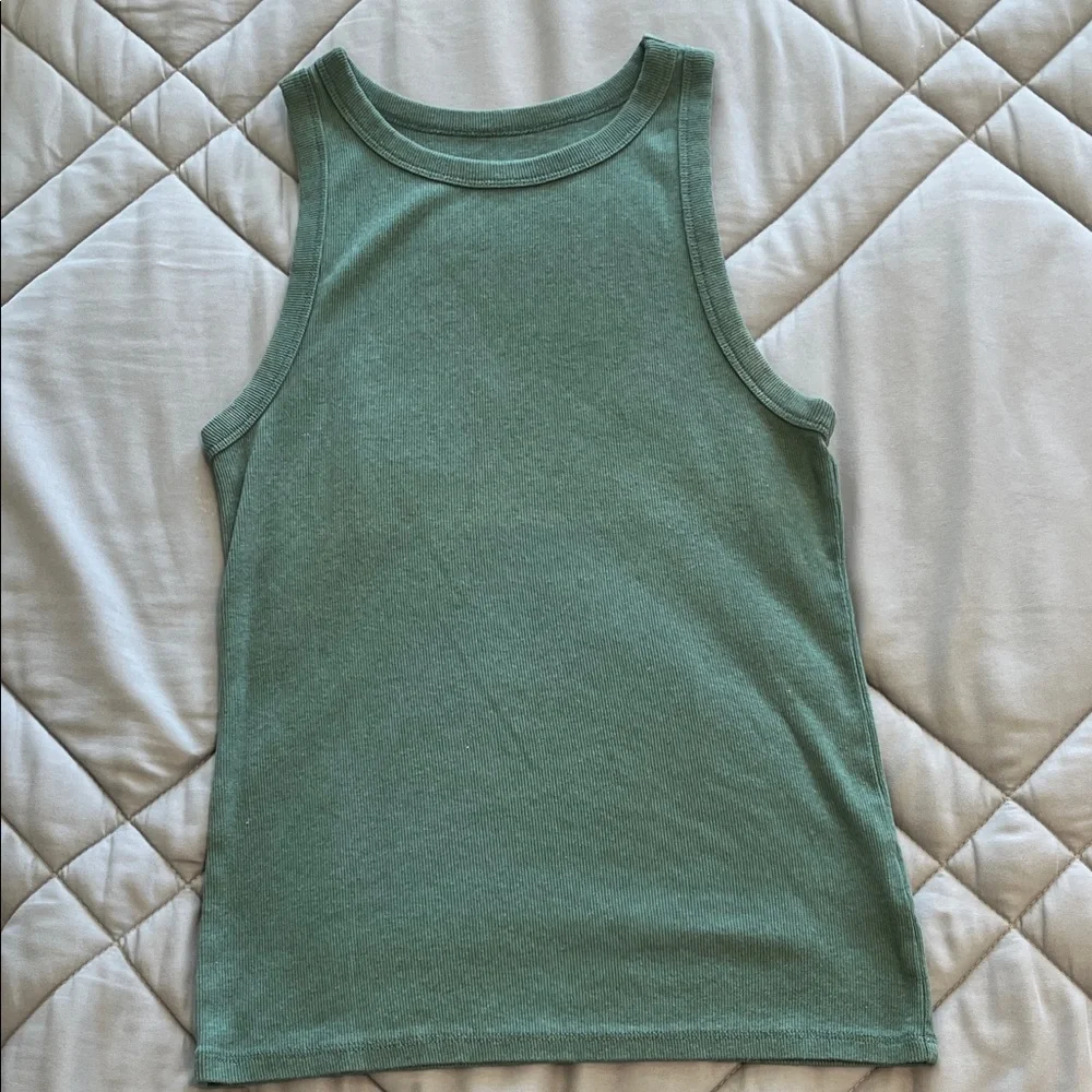 Lot of a new day layering tanks - Picture 11 of 15